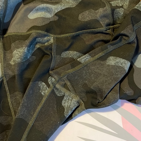 The North Face Small Green Camo Leggings with Pockets, Used-Good - Picture 9 of 9